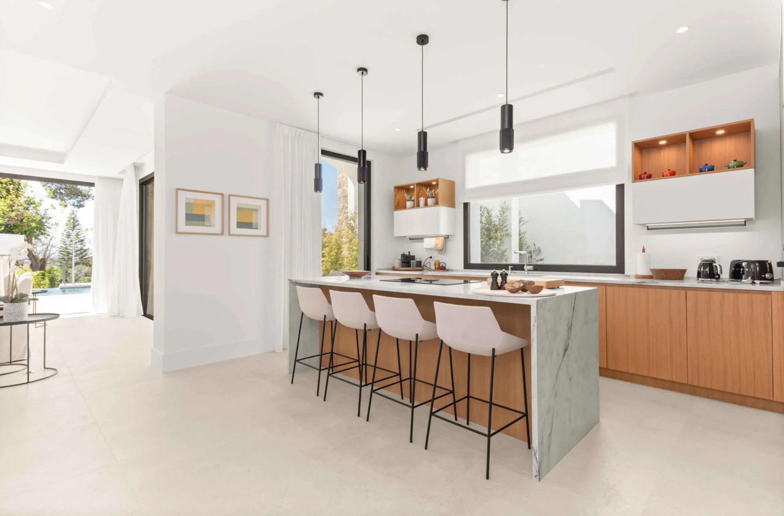 This villa in San Pedro Alcántara is listed at €3,695,000 with 5 bedrooms, 4.5 bathrooms, 488 m² of built living space and 238 m² of terraces, set on a 526 m² plot with private pool, jacuzzi and garage space for 3 cars.