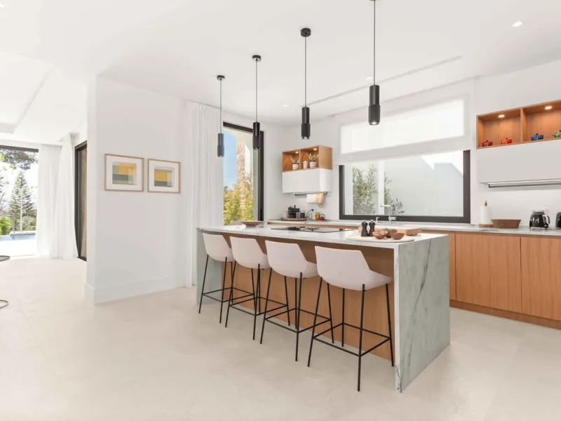 This villa in San Pedro Alcántara is listed at €3,695,000 with 5 bedrooms, 4.5 bathrooms, 488 m² of built living space and 238 m² of terraces, set on a 526 m² plot with private pool, jacuzzi and garage space for 3 cars.