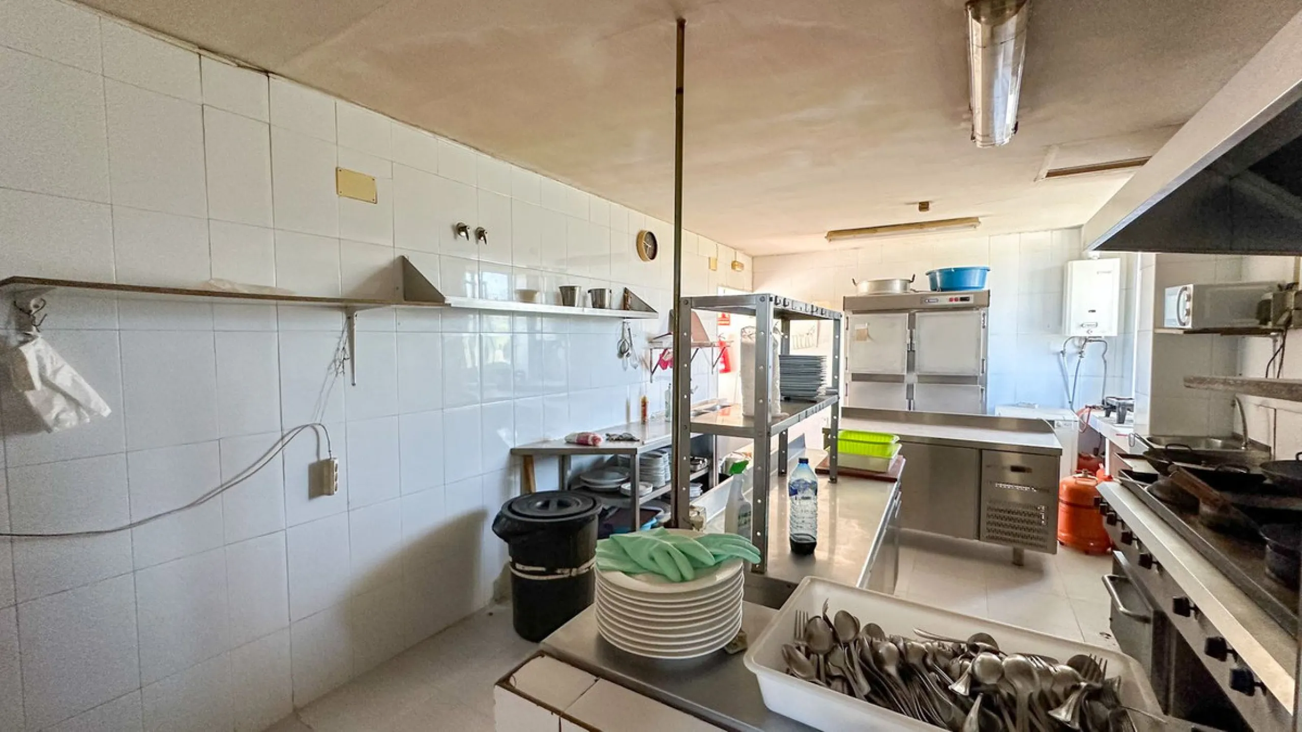 High visibility location, close to Mercadona Bel Air. Fronting N340, this office is located in a upgrowing comercial center, with many parking spaces in front of it. It has a beautiful panoramic country / mountain views...