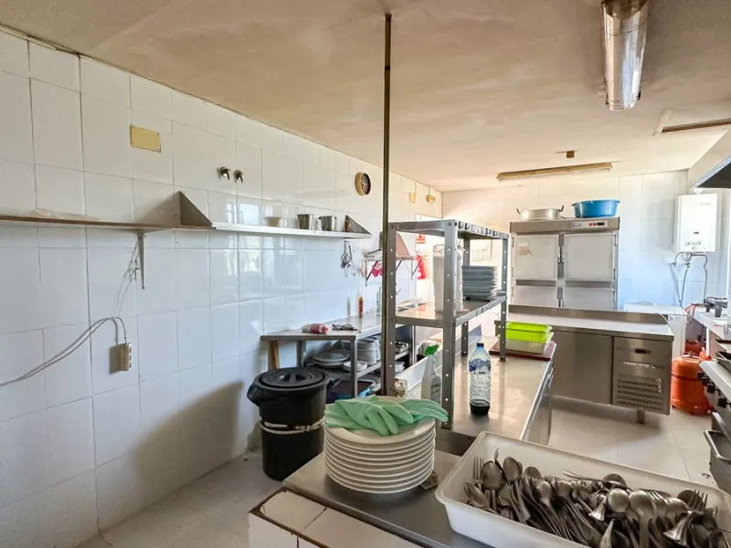 High visibility location, close to Mercadona Bel Air. Fronting N340, this office is located in a upgrowing comercial center, with many parking spaces in front of it. It has a beautiful panoramic country / mountain views...