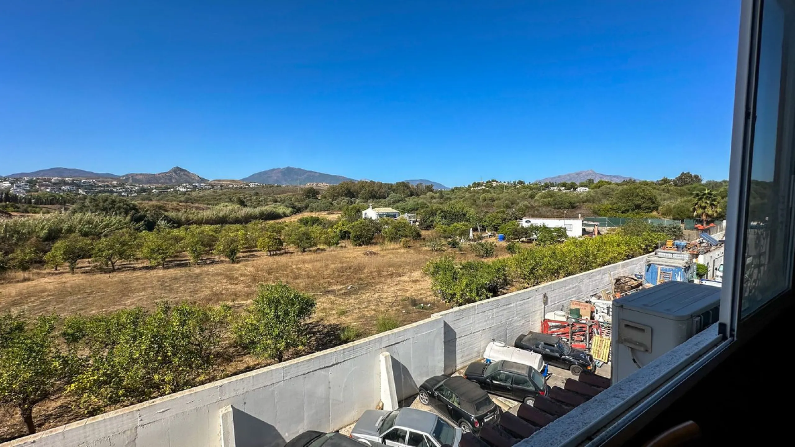 High visibility location, close to Mercadona Bel Air. Fronting N340, this office is located in a upgrowing comercial center, with many parking spaces in front of it. It has a beautiful panoramic country / mountain views...