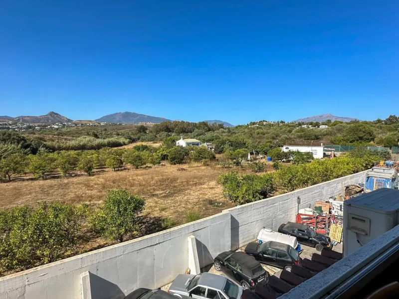 High visibility location, close to Mercadona Bel Air. Fronting N340, this office is located in a upgrowing comercial center, with many parking spaces in front of it. It has a beautiful panoramic country / mountain views...