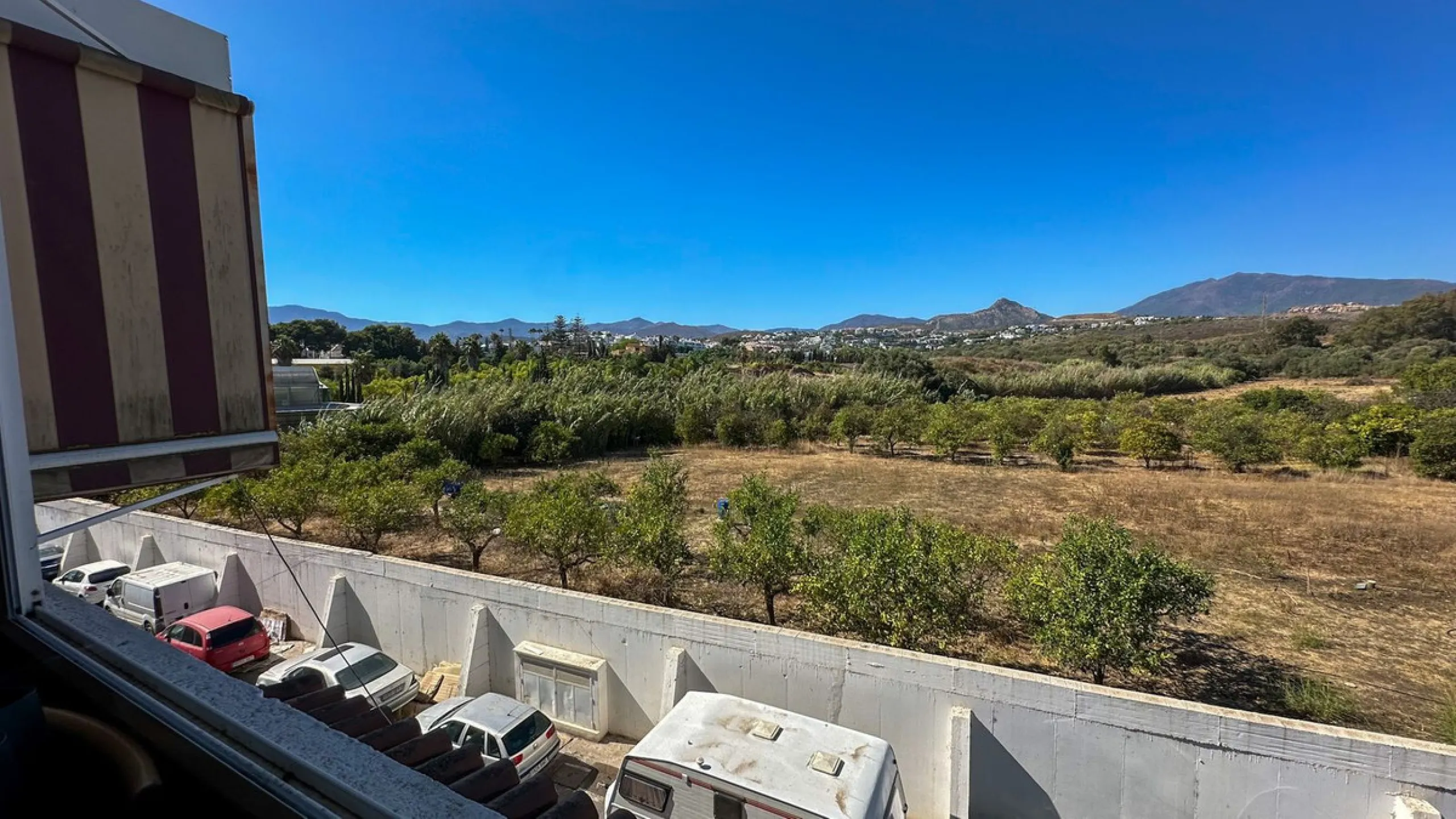 High visibility location, close to Mercadona Bel Air. Fronting N340, this office is located in a upgrowing comercial center, with many parking spaces in front of it. It has a beautiful panoramic country / mountain views...