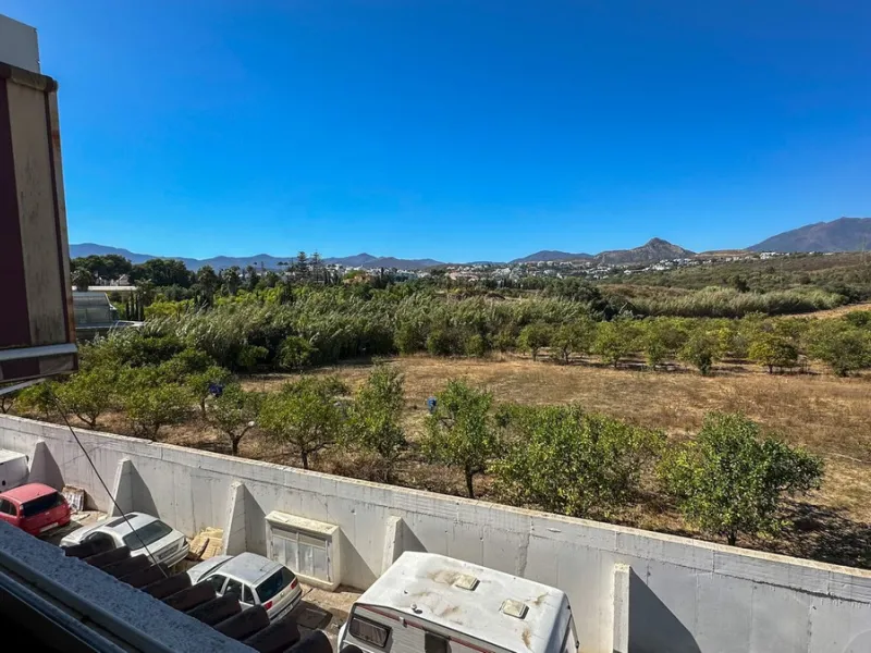 High visibility location, close to Mercadona Bel Air. Fronting N340, this office is located in a upgrowing comercial center, with many parking spaces in front of it. It has a beautiful panoramic country / mountain views...