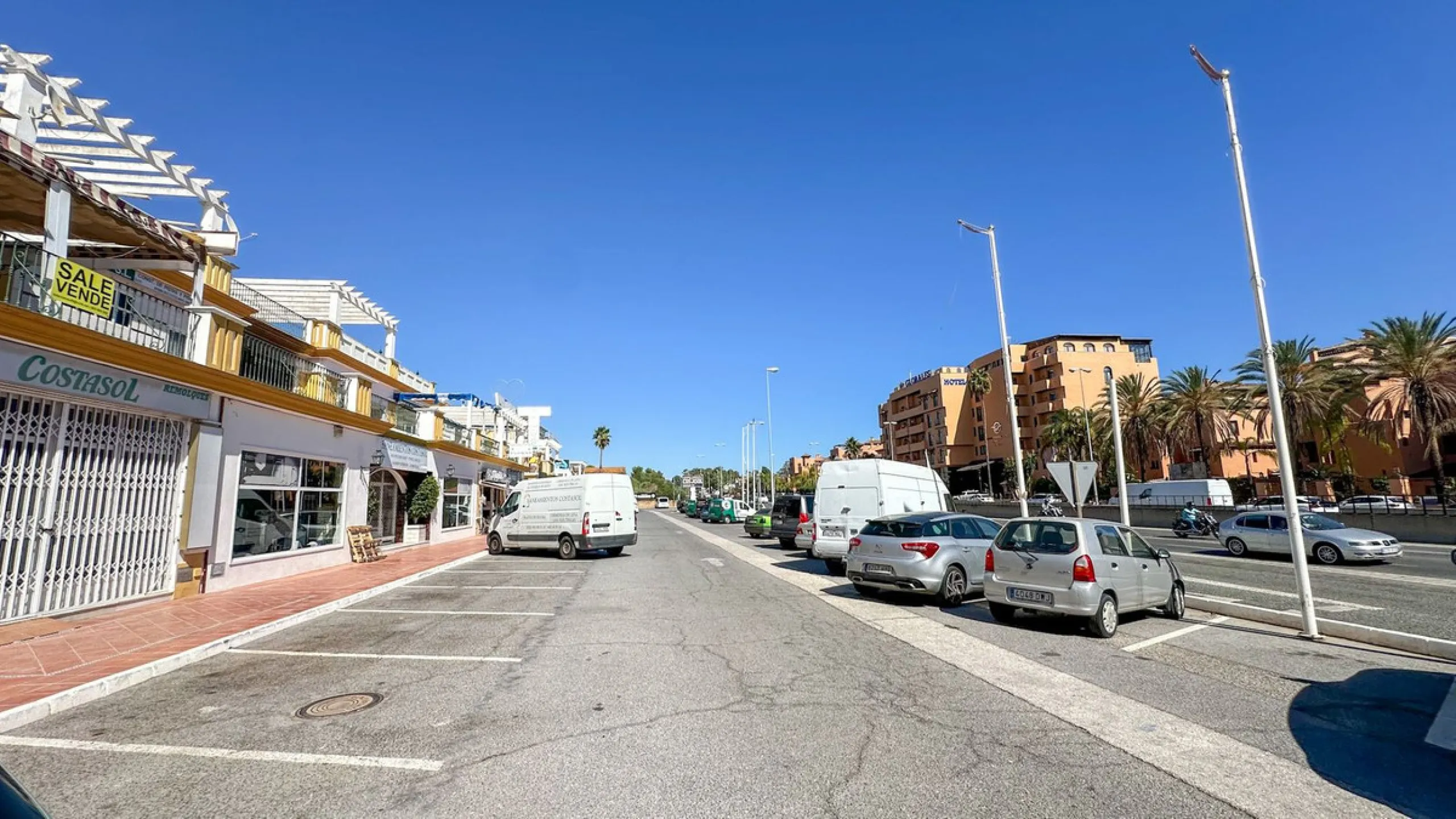 High visibility location, close to Mercadona Bel Air. Fronting N340, this office is located in a upgrowing comercial center, with many parking spaces in front of it. It has a beautiful panoramic country / mountain views...