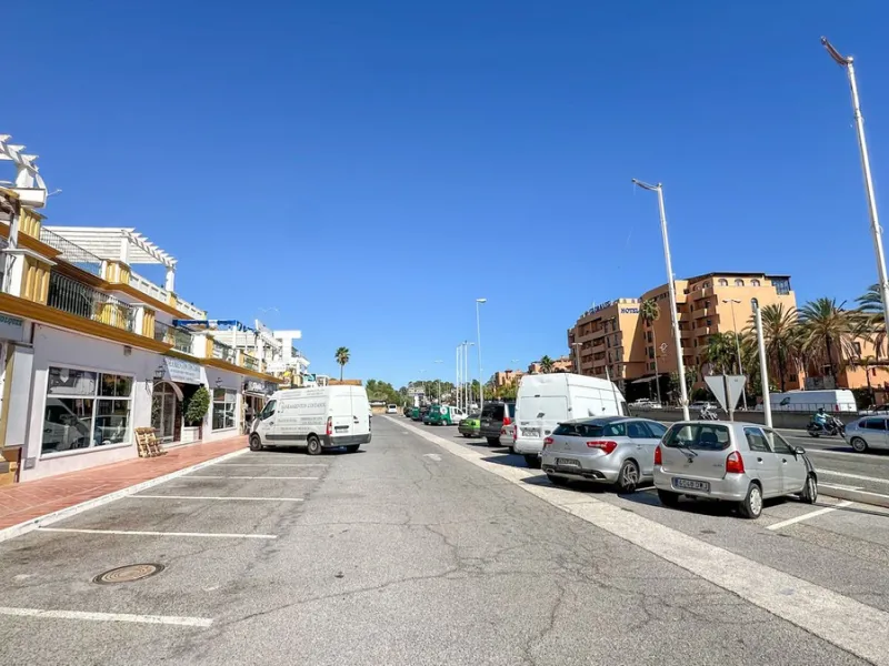 High visibility location, close to Mercadona Bel Air. Fronting N340, this office is located in a upgrowing comercial center, with many parking spaces in front of it. It has a beautiful panoramic country / mountain views...