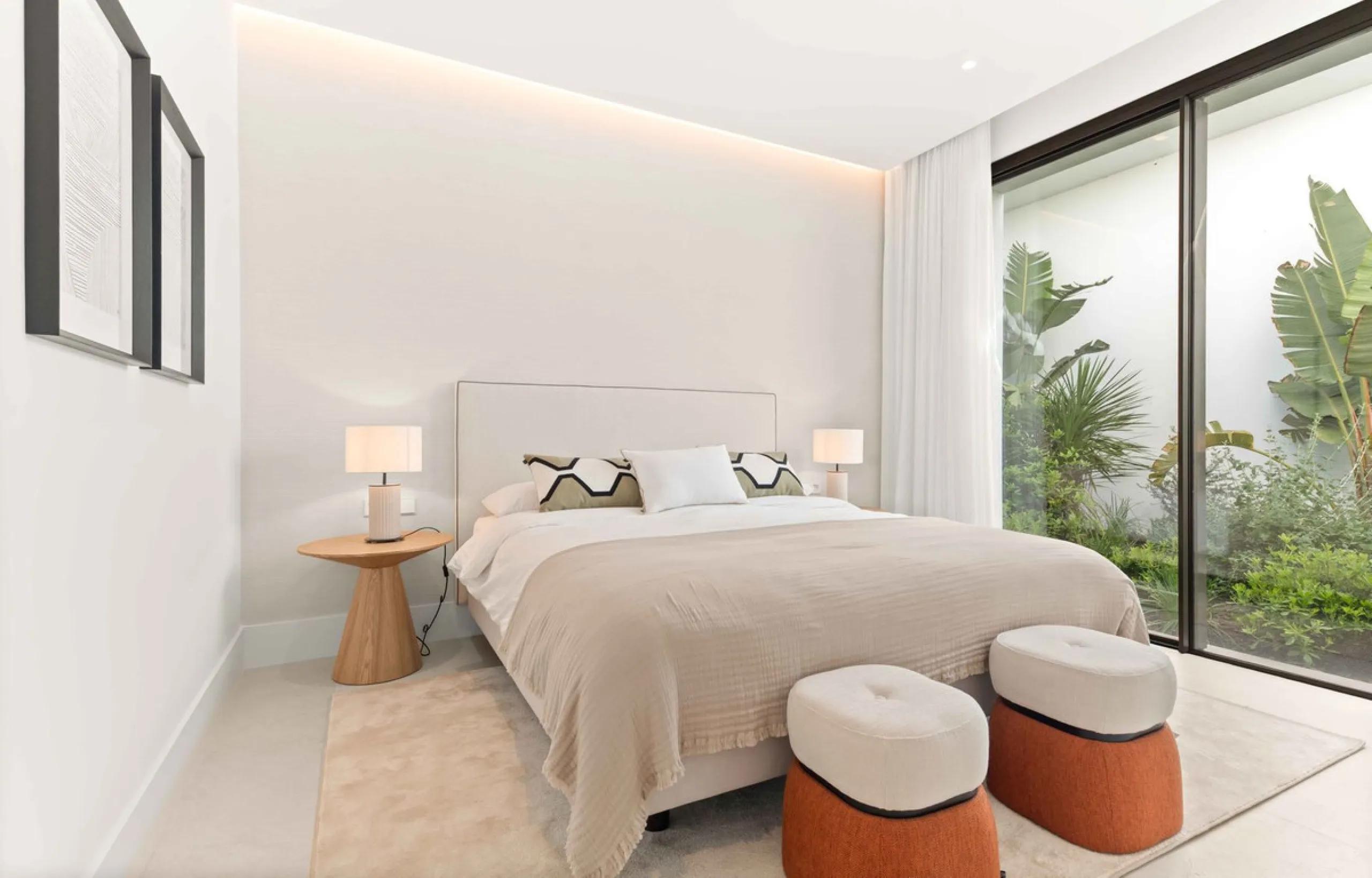 This villa in San Pedro Alcántara is listed at €3,695,000 with 5 bedrooms, 4.5 bathrooms, 488 m² of built living space and 238 m² of terraces, set on a 526 m² plot with private pool, jacuzzi and garage space for 3 cars.