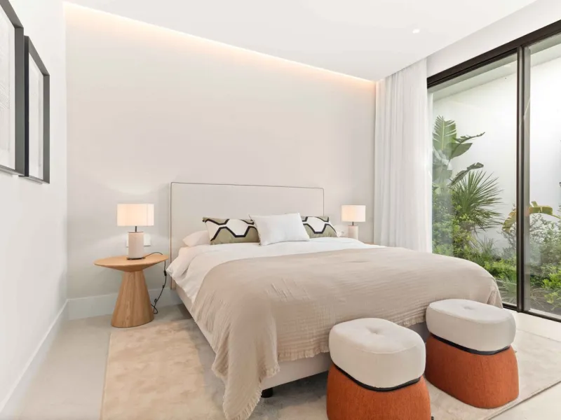 This villa in San Pedro Alcántara is listed at €3,695,000 with 5 bedrooms, 4.5 bathrooms, 488 m² of built living space and 238 m² of terraces, set on a 526 m² plot with private pool, jacuzzi and garage space for 3 cars.
