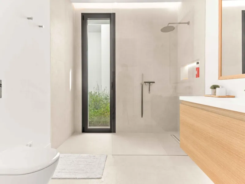 This villa in San Pedro Alcántara is listed at €3,695,000 with 5 bedrooms, 4.5 bathrooms, 488 m² of built living space and 238 m² of terraces, set on a 526 m² plot with private pool, jacuzzi and garage space for 3 cars.
