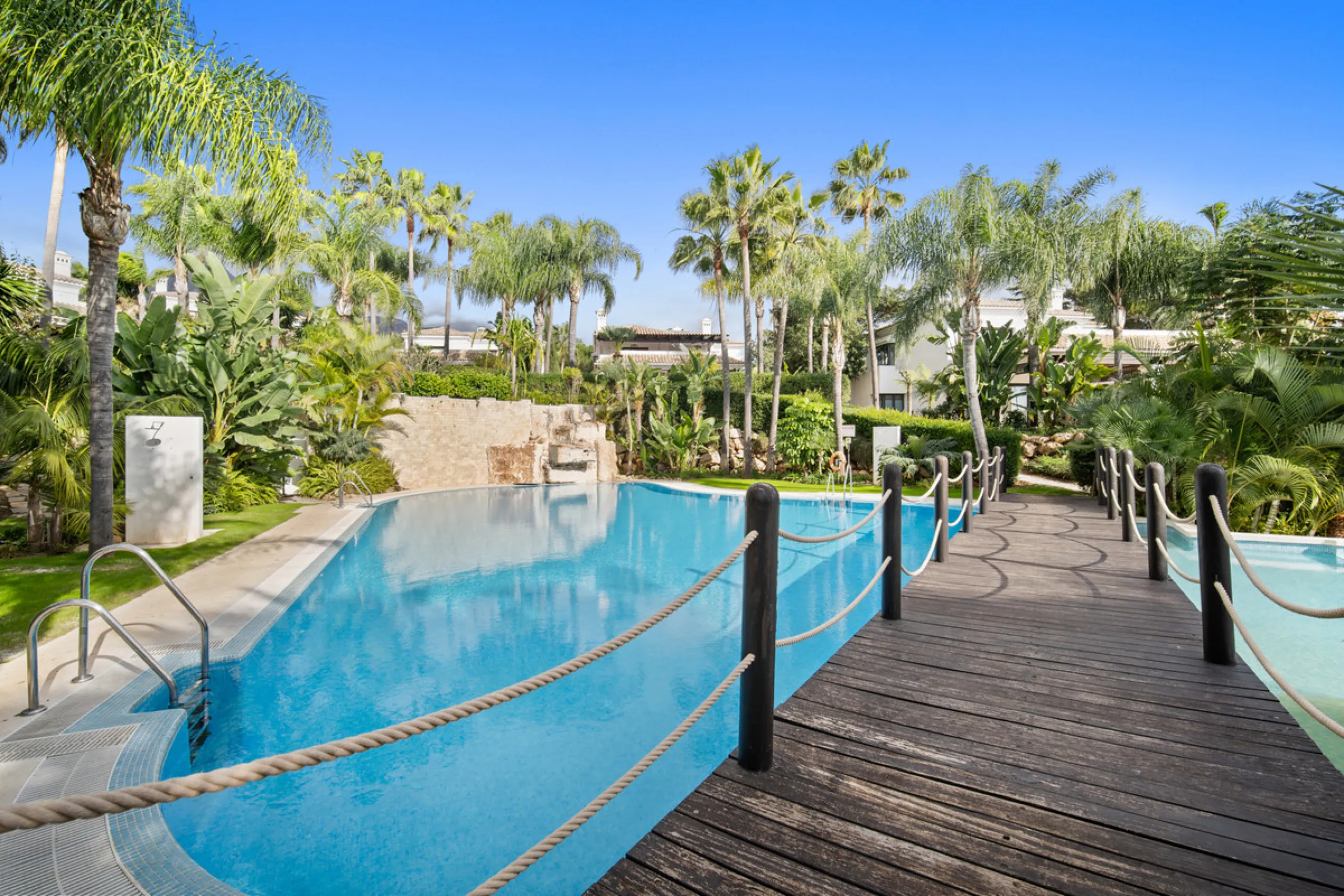 Renovation Opportunity - Six-bedroom south west facing villa, located in Lomas de Magna Marbella, one of the most prestigious complexes on Marbella's Golden Mile. The villa is the perfect renovation project and is situated within a gated community that of