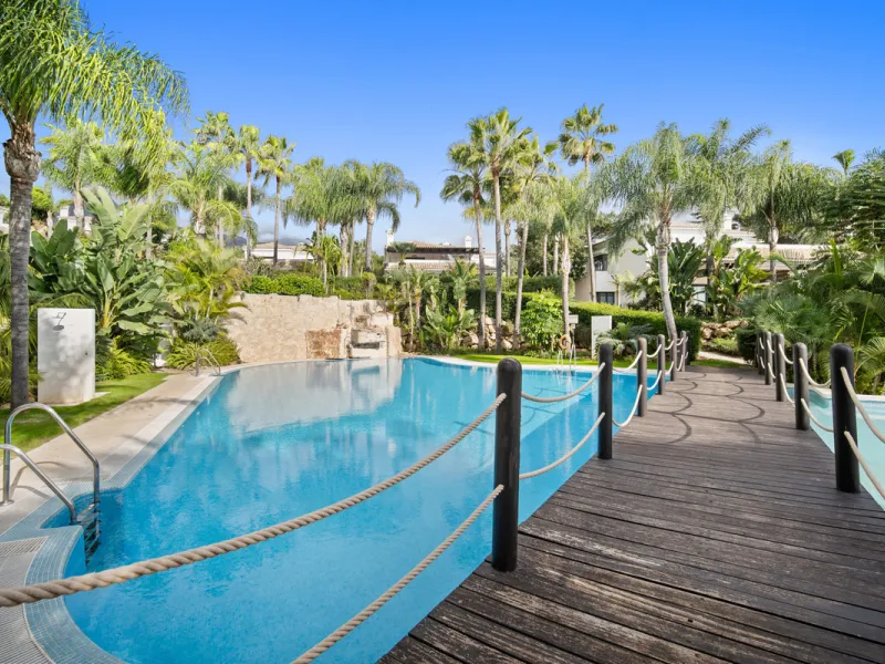Renovation Opportunity - Six-bedroom south west facing villa, located in Lomas de Magna Marbella, one of the most prestigious complexes on Marbella's Golden Mile. The villa is the perfect renovation project and is situated within a gated community that of
