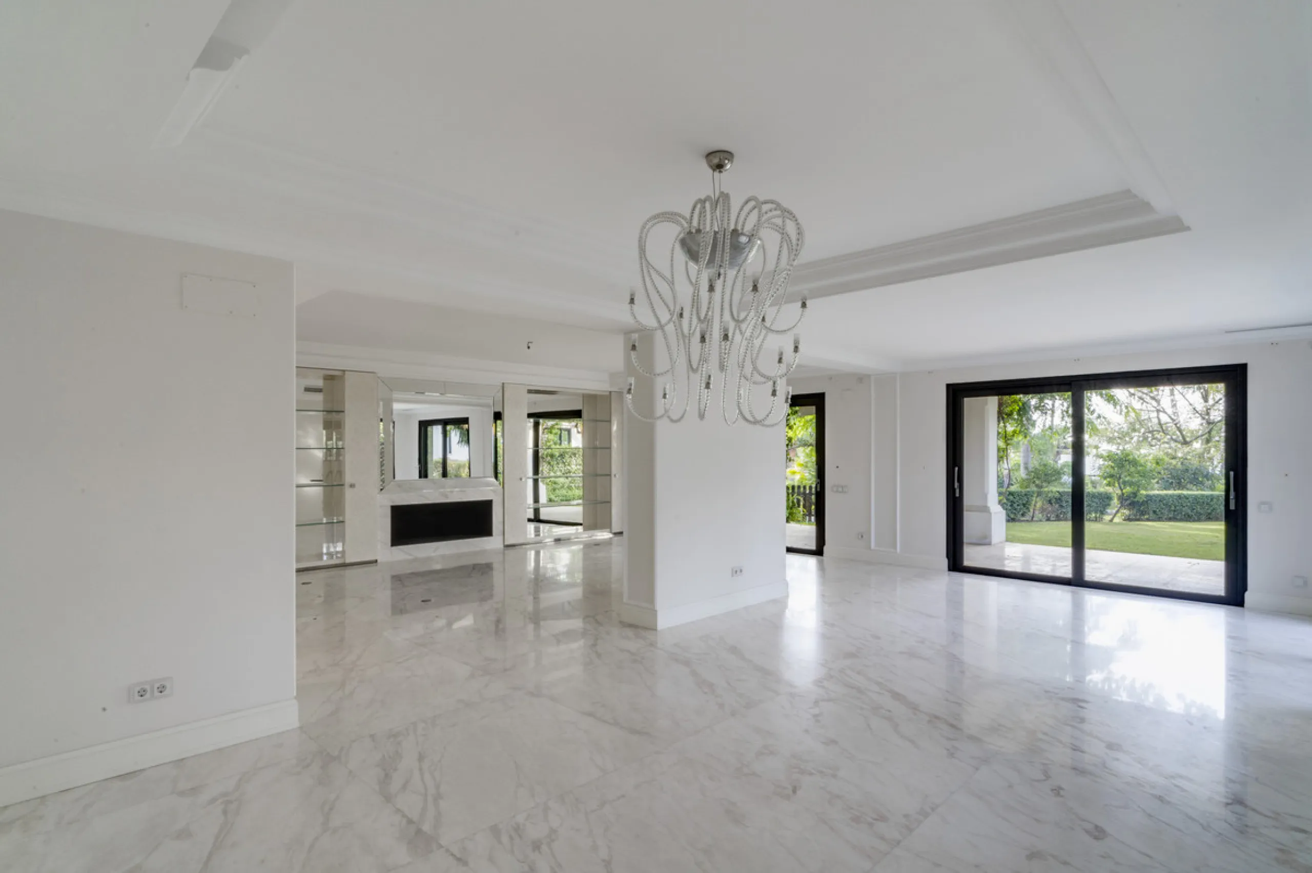 Renovation Opportunity - Six-bedroom south west facing villa, located in Lomas de Magna Marbella, one of the most prestigious complexes on Marbella's Golden Mile. The villa is the perfect renovation project and is situated within a gated community that of