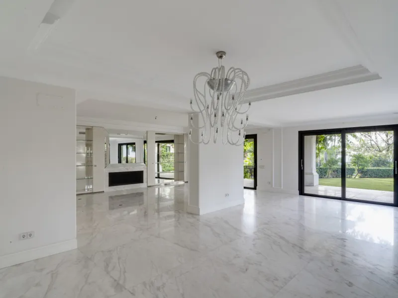 Renovation Opportunity - Six-bedroom south west facing villa, located in Lomas de Magna Marbella, one of the most prestigious complexes on Marbella's Golden Mile. The villa is the perfect renovation project and is situated within a gated community that of