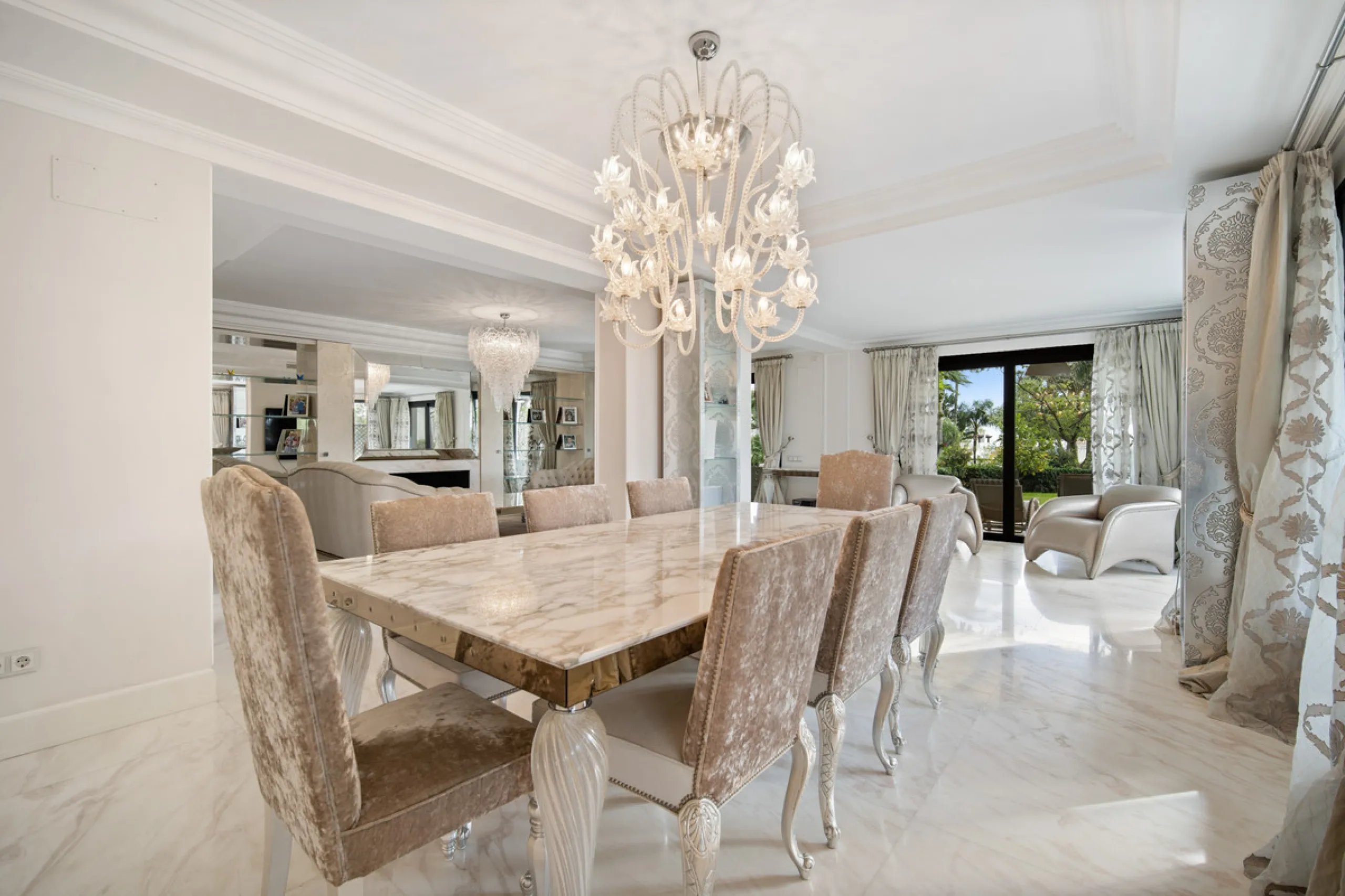Renovation Opportunity - Six-bedroom south west facing villa, located in Lomas de Magna Marbella, one of the most prestigious complexes on Marbella's Golden Mile. The villa is the perfect renovation project and is situated within a gated community that of