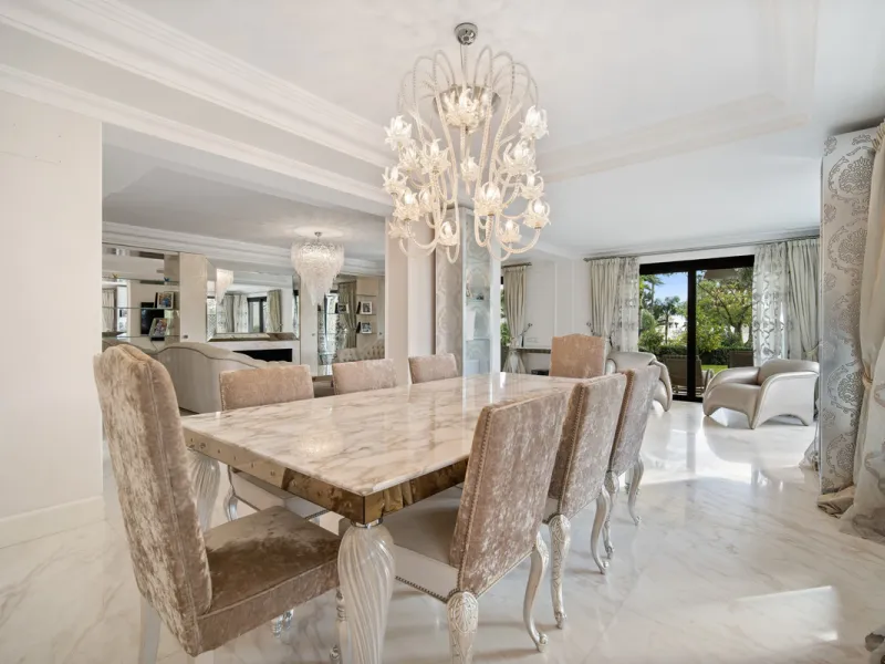 Renovation Opportunity - Six-bedroom south west facing villa, located in Lomas de Magna Marbella, one of the most prestigious complexes on Marbella's Golden Mile. The villa is the perfect renovation project and is situated within a gated community that of