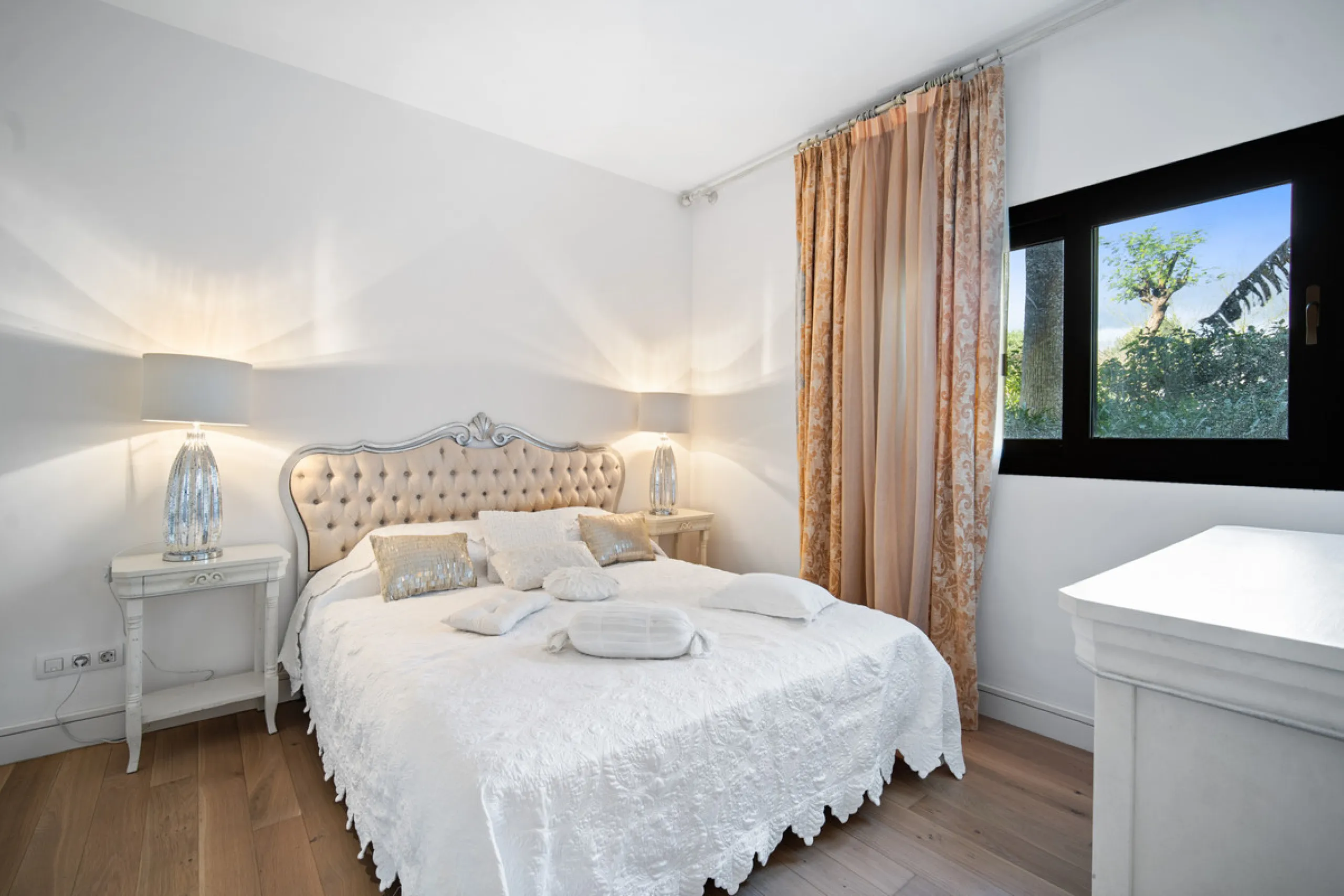 Renovation Opportunity - Six-bedroom south west facing villa, located in Lomas de Magna Marbella, one of the most prestigious complexes on Marbella's Golden Mile. The villa is the perfect renovation project and is situated within a gated community that of