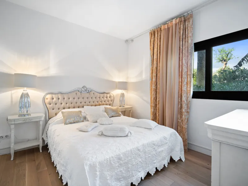 Renovation Opportunity - Six-bedroom south west facing villa, located in Lomas de Magna Marbella, one of the most prestigious complexes on Marbella's Golden Mile. The villa is the perfect renovation project and is situated within a gated community that of