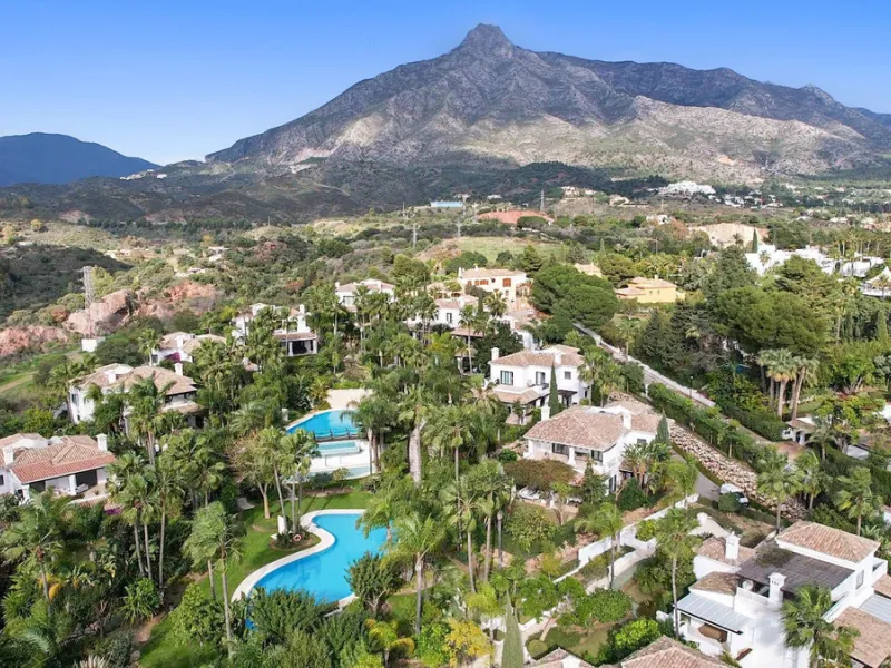 Renovation Opportunity - Six-bedroom south west facing villa, located in Lomas de Magna Marbella, one of the most prestigious complexes on Marbella's Golden Mile. The villa is the perfect renovation project and is situated within a gated community that of