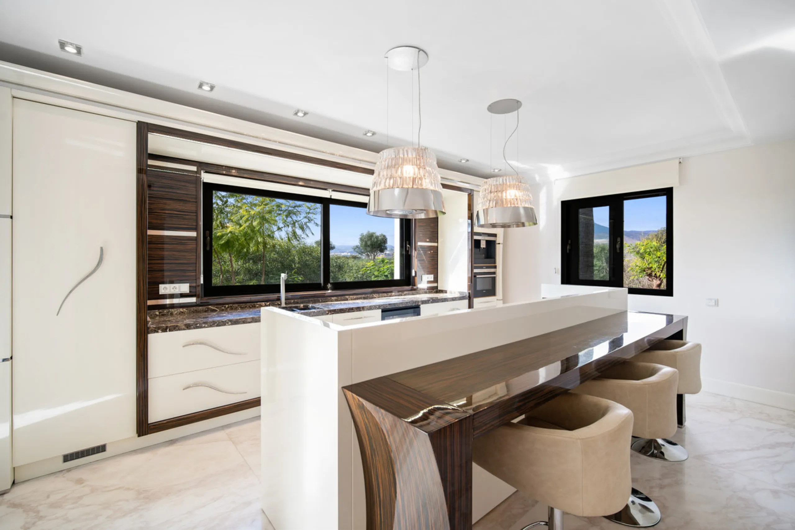 Renovation Opportunity - Six-bedroom south west facing villa, located in Lomas de Magna Marbella, one of the most prestigious complexes on Marbella's Golden Mile. The villa is the perfect renovation project and is situated within a gated community that of