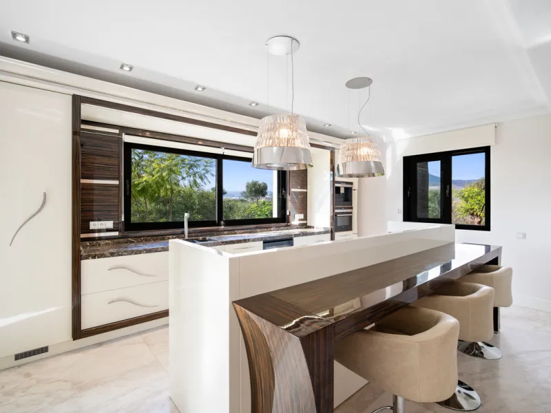Renovation Opportunity - Six-bedroom south west facing villa, located in Lomas de Magna Marbella, one of the most prestigious complexes on Marbella's Golden Mile. The villa is the perfect renovation project and is situated within a gated community that of