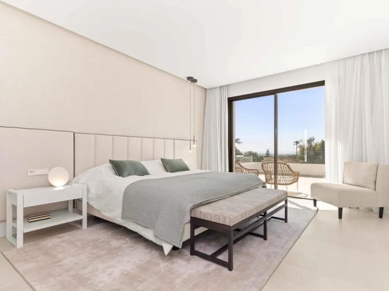 This villa in San Pedro Alcántara is listed at €3,695,000 with 5 bedrooms, 4.5 bathrooms, 488 m² of built living space and 238 m² of terraces, set on a 526 m² plot with private pool, jacuzzi and garage space for 3 cars.