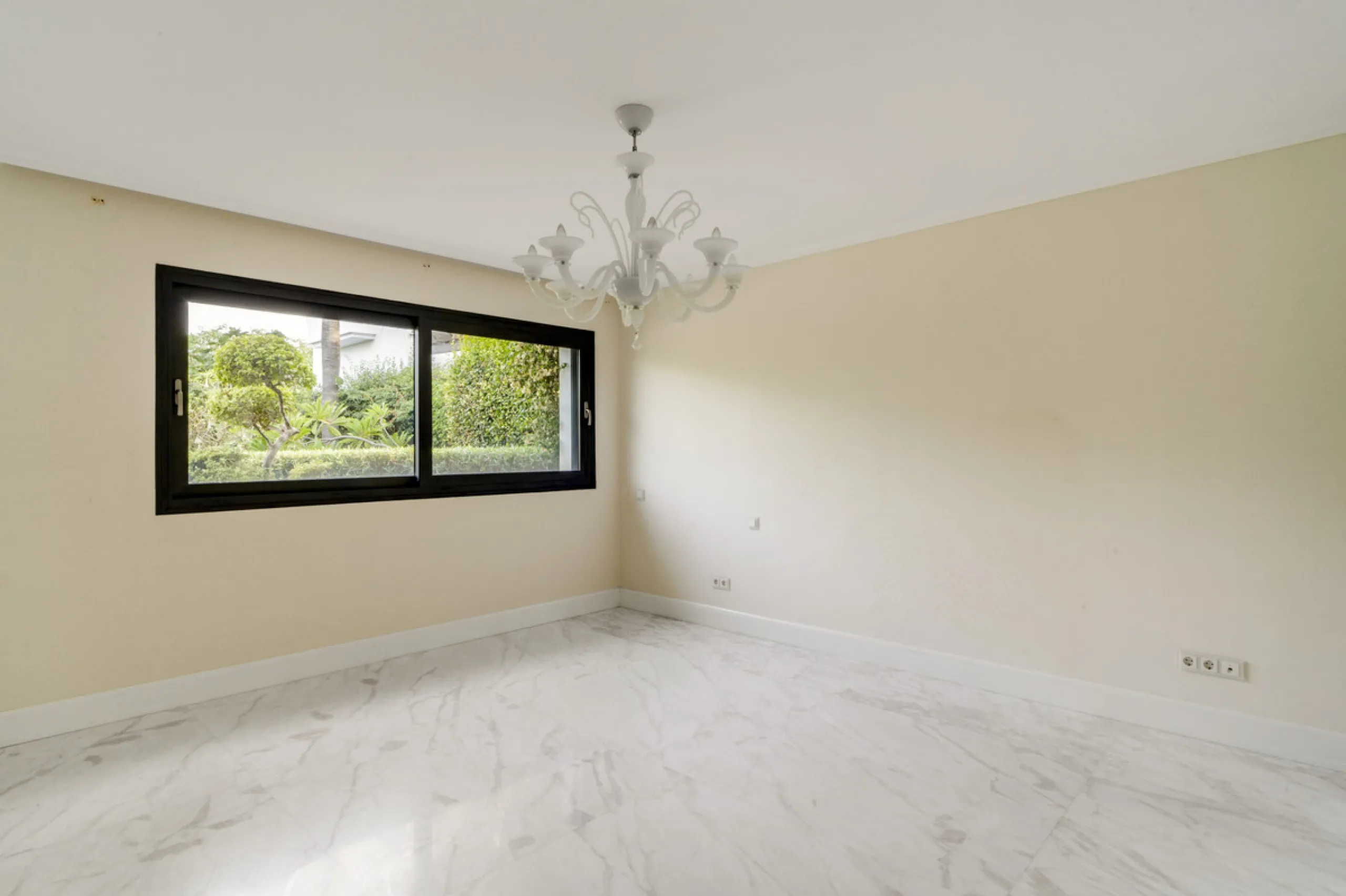 Renovation Opportunity - Six-bedroom south west facing villa, located in Lomas de Magna Marbella, one of the most prestigious complexes on Marbella's Golden Mile. The villa is the perfect renovation project and is situated within a gated community that of