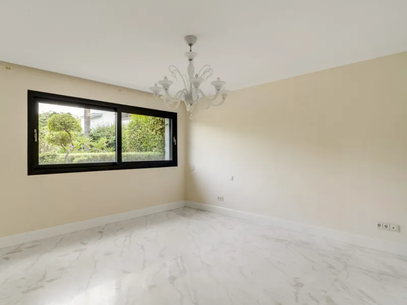 Renovation Opportunity - Six-bedroom south west facing villa, located in Lomas de Magna Marbella, one of the most prestigious complexes on Marbella's Golden Mile. The villa is the perfect renovation project and is situated within a gated community that of
