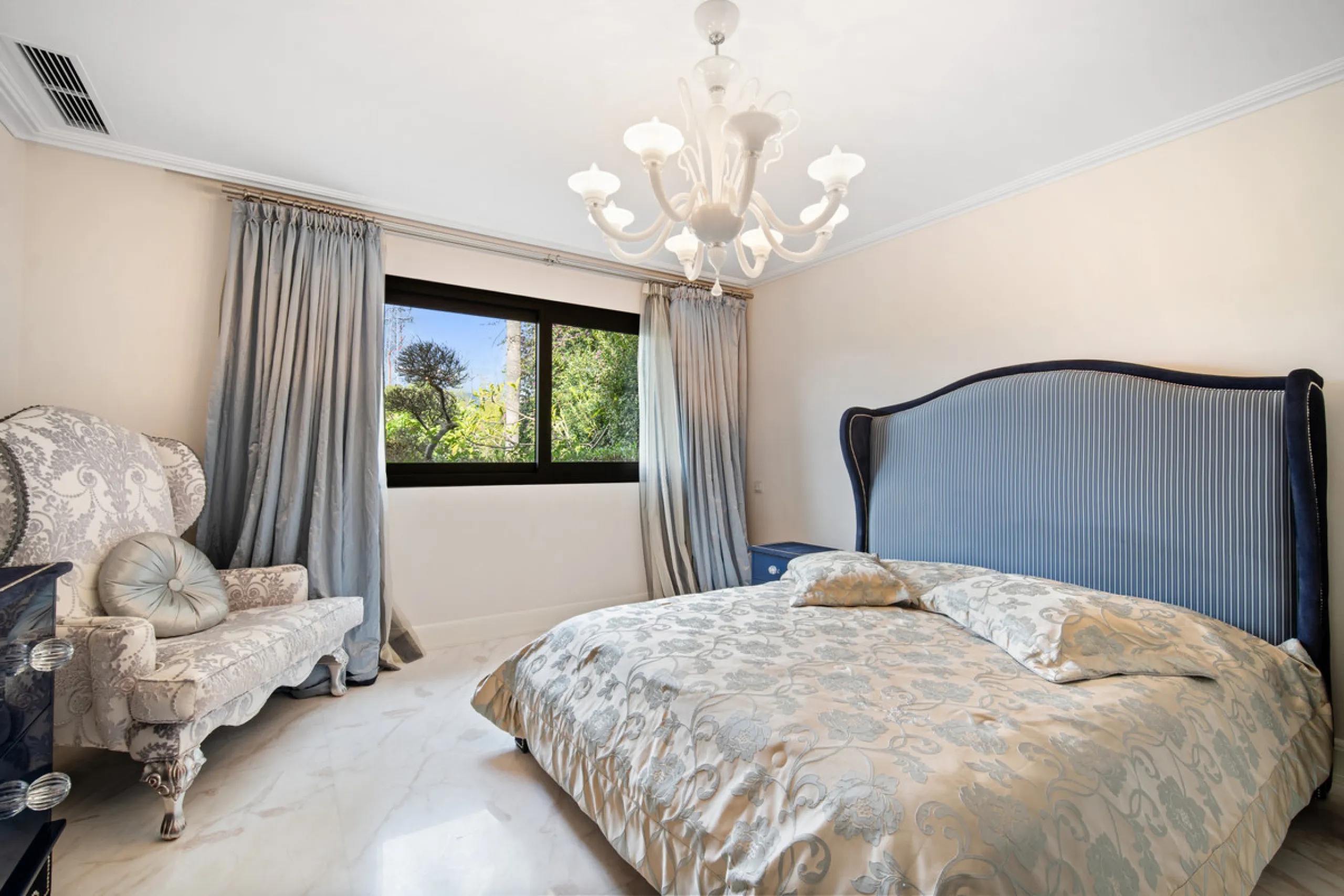 Renovation Opportunity - Six-bedroom south west facing villa, located in Lomas de Magna Marbella, one of the most prestigious complexes on Marbella's Golden Mile. The villa is the perfect renovation project and is situated within a gated community that of