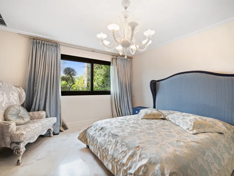 Renovation Opportunity - Six-bedroom south west facing villa, located in Lomas de Magna Marbella, one of the most prestigious complexes on Marbella's Golden Mile. The villa is the perfect renovation project and is situated within a gated community that of