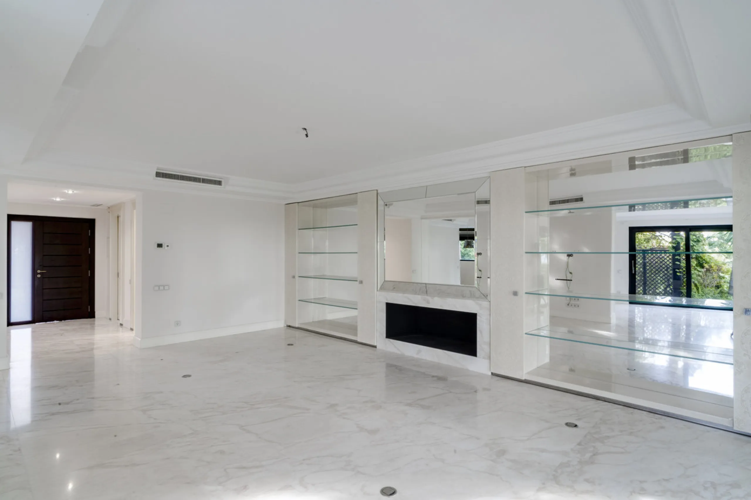Renovation Opportunity - Six-bedroom south west facing villa, located in Lomas de Magna Marbella, one of the most prestigious complexes on Marbella's Golden Mile. The villa is the perfect renovation project and is situated within a gated community that of