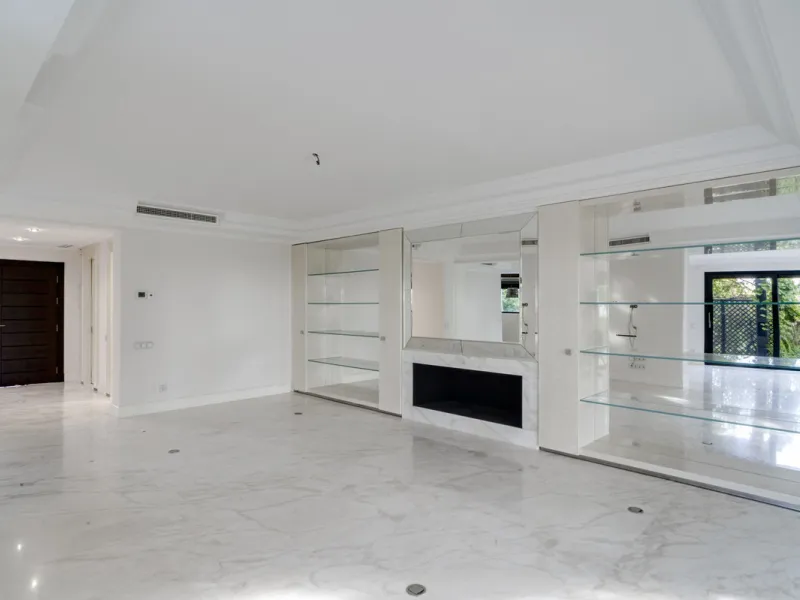Renovation Opportunity - Six-bedroom south west facing villa, located in Lomas de Magna Marbella, one of the most prestigious complexes on Marbella's Golden Mile. The villa is the perfect renovation project and is situated within a gated community that of