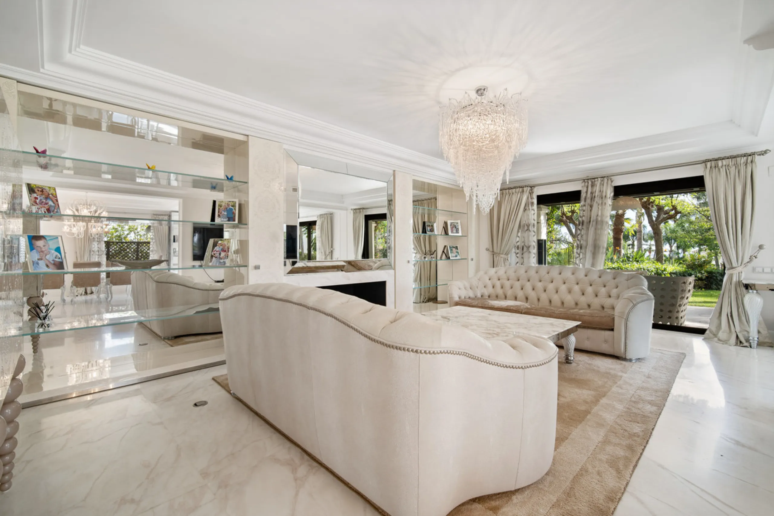 Renovation Opportunity - Six-bedroom south west facing villa, located in Lomas de Magna Marbella, one of the most prestigious complexes on Marbella's Golden Mile. The villa is the perfect renovation project and is situated within a gated community that of