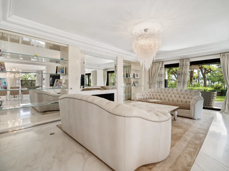 Renovation Opportunity - Six-bedroom south west facing villa, located in Lomas de Magna Marbella, one of the most prestigious complexes on Marbella's Golden Mile. The villa is the perfect renovation project and is situated within a gated community that of
