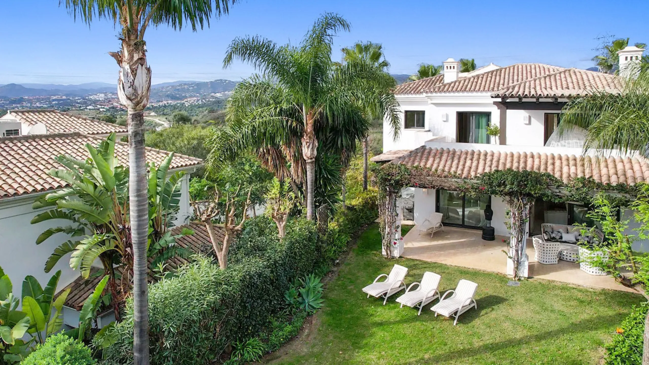 Renovation Opportunity - Six-bedroom south west facing villa, located in Lomas de Magna Marbella, one of the most prestigious complexes on Marbella's Golden Mile. The villa is the perfect renovation project and is situated within a gated community that of