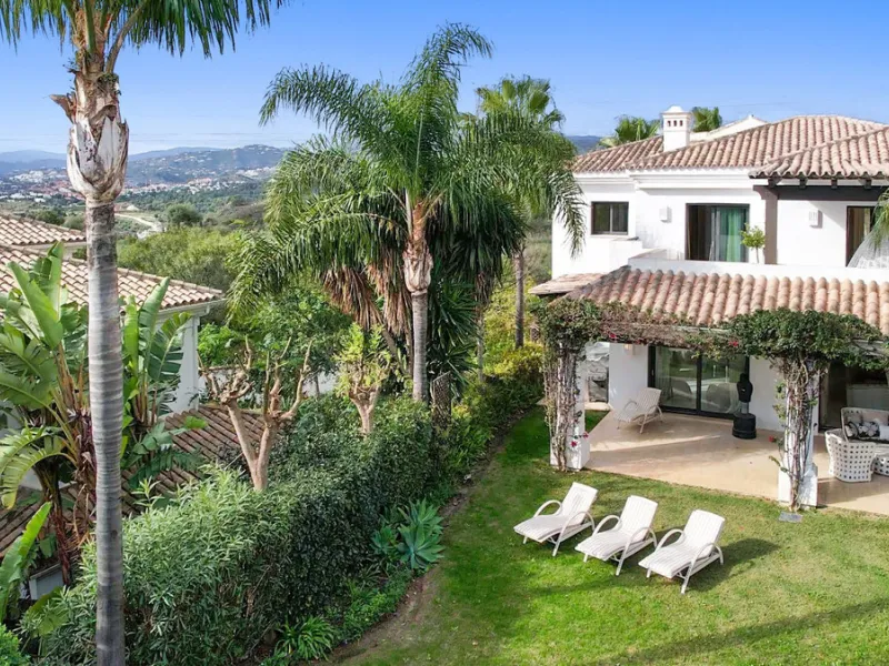 Renovation Opportunity - Six-bedroom south west facing villa, located in Lomas de Magna Marbella, one of the most prestigious complexes on Marbella's Golden Mile. The villa is the perfect renovation project and is situated within a gated community that of