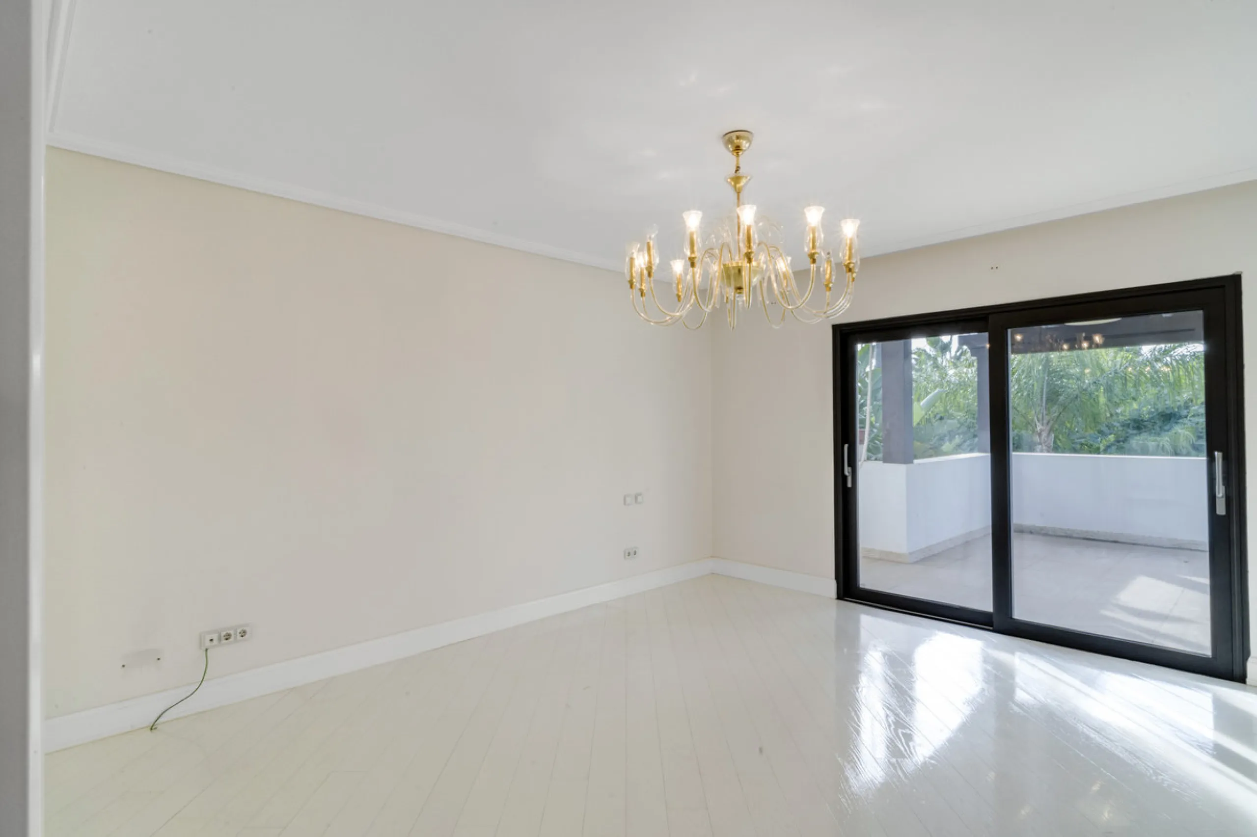 Renovation Opportunity - Six-bedroom south west facing villa, located in Lomas de Magna Marbella, one of the most prestigious complexes on Marbella's Golden Mile. The villa is the perfect renovation project and is situated within a gated community that of