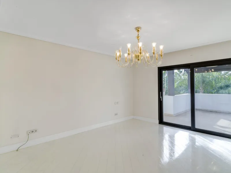 Renovation Opportunity - Six-bedroom south west facing villa, located in Lomas de Magna Marbella, one of the most prestigious complexes on Marbella's Golden Mile. The villa is the perfect renovation project and is situated within a gated community that of