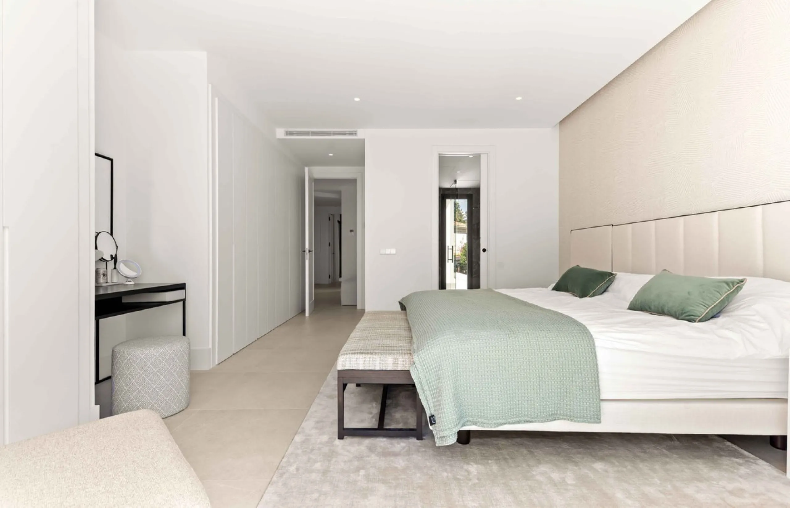 This villa in San Pedro Alcántara is listed at €3,695,000 with 5 bedrooms, 4.5 bathrooms, 488 m² of built living space and 238 m² of terraces, set on a 526 m² plot with private pool, jacuzzi and garage space for 3 cars.