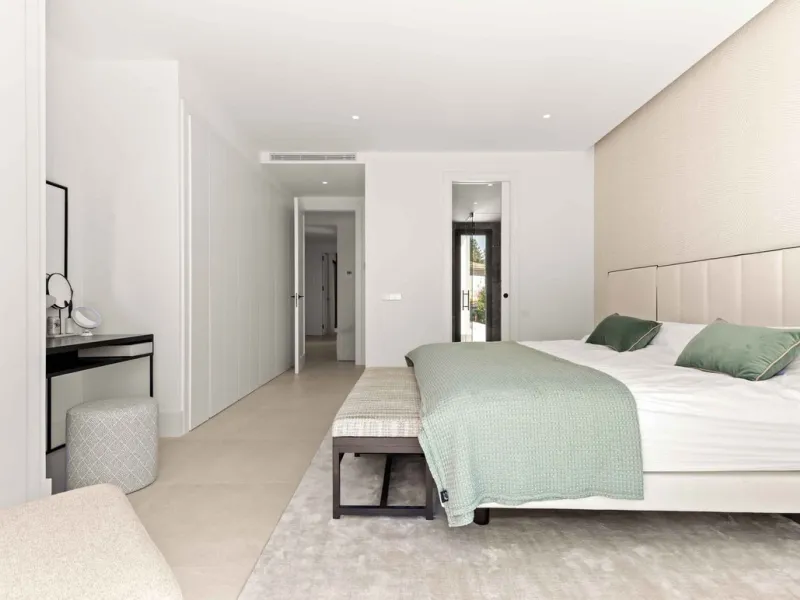 This villa in San Pedro Alcántara is listed at €3,695,000 with 5 bedrooms, 4.5 bathrooms, 488 m² of built living space and 238 m² of terraces, set on a 526 m² plot with private pool, jacuzzi and garage space for 3 cars.