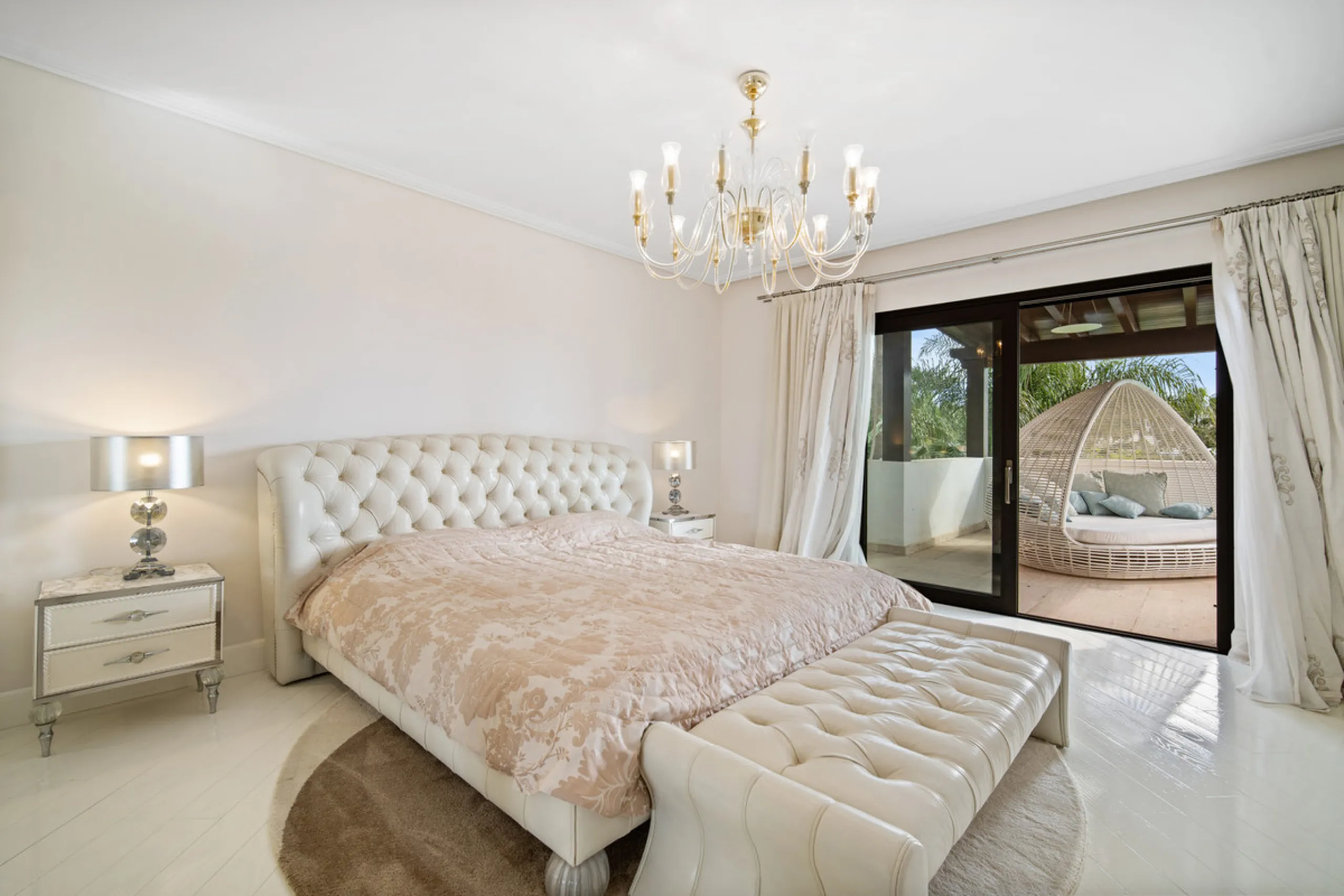 Renovation Opportunity - Six-bedroom south west facing villa, located in Lomas de Magna Marbella, one of the most prestigious complexes on Marbella's Golden Mile. The villa is the perfect renovation project and is situated within a gated community that of