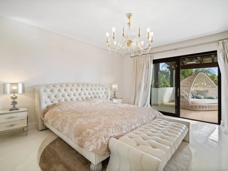 Renovation Opportunity - Six-bedroom south west facing villa, located in Lomas de Magna Marbella, one of the most prestigious complexes on Marbella's Golden Mile. The villa is the perfect renovation project and is situated within a gated community that of