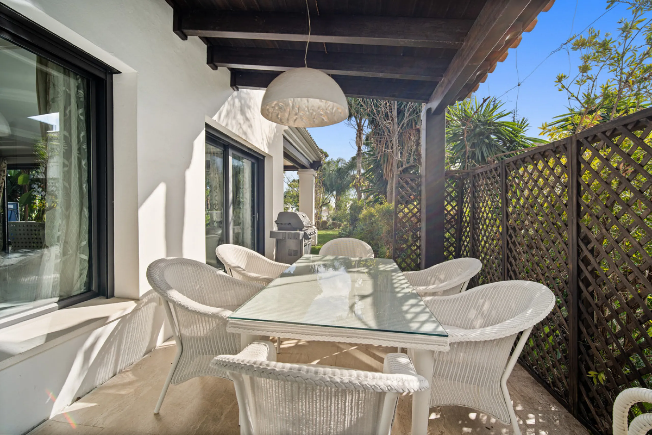 Renovation Opportunity - Six-bedroom south west facing villa, located in Lomas de Magna Marbella, one of the most prestigious complexes on Marbella's Golden Mile. The villa is the perfect renovation project and is situated within a gated community that of
