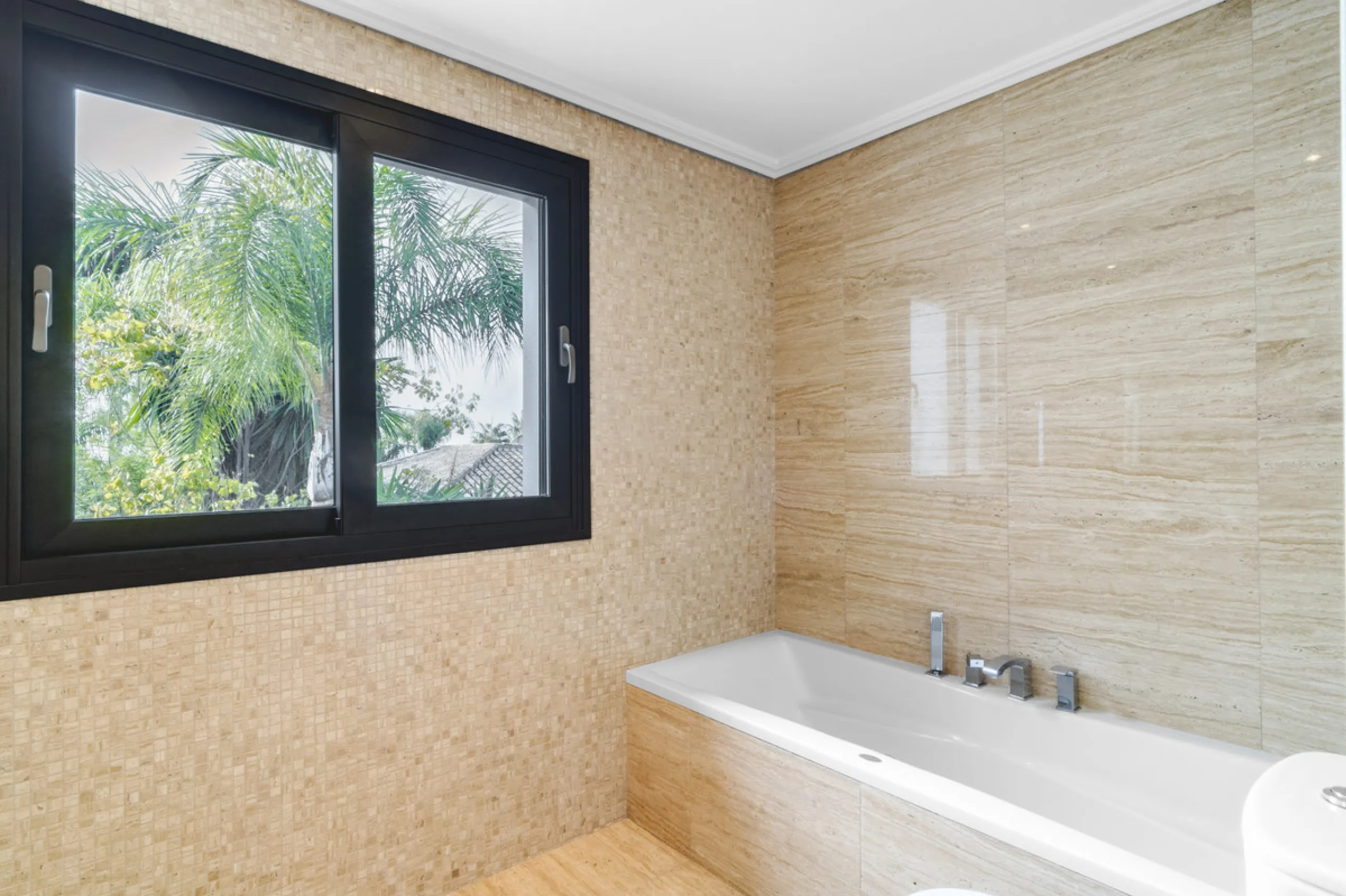 Renovation Opportunity - Six-bedroom south west facing villa, located in Lomas de Magna Marbella, one of the most prestigious complexes on Marbella's Golden Mile. The villa is the perfect renovation project and is situated within a gated community that of