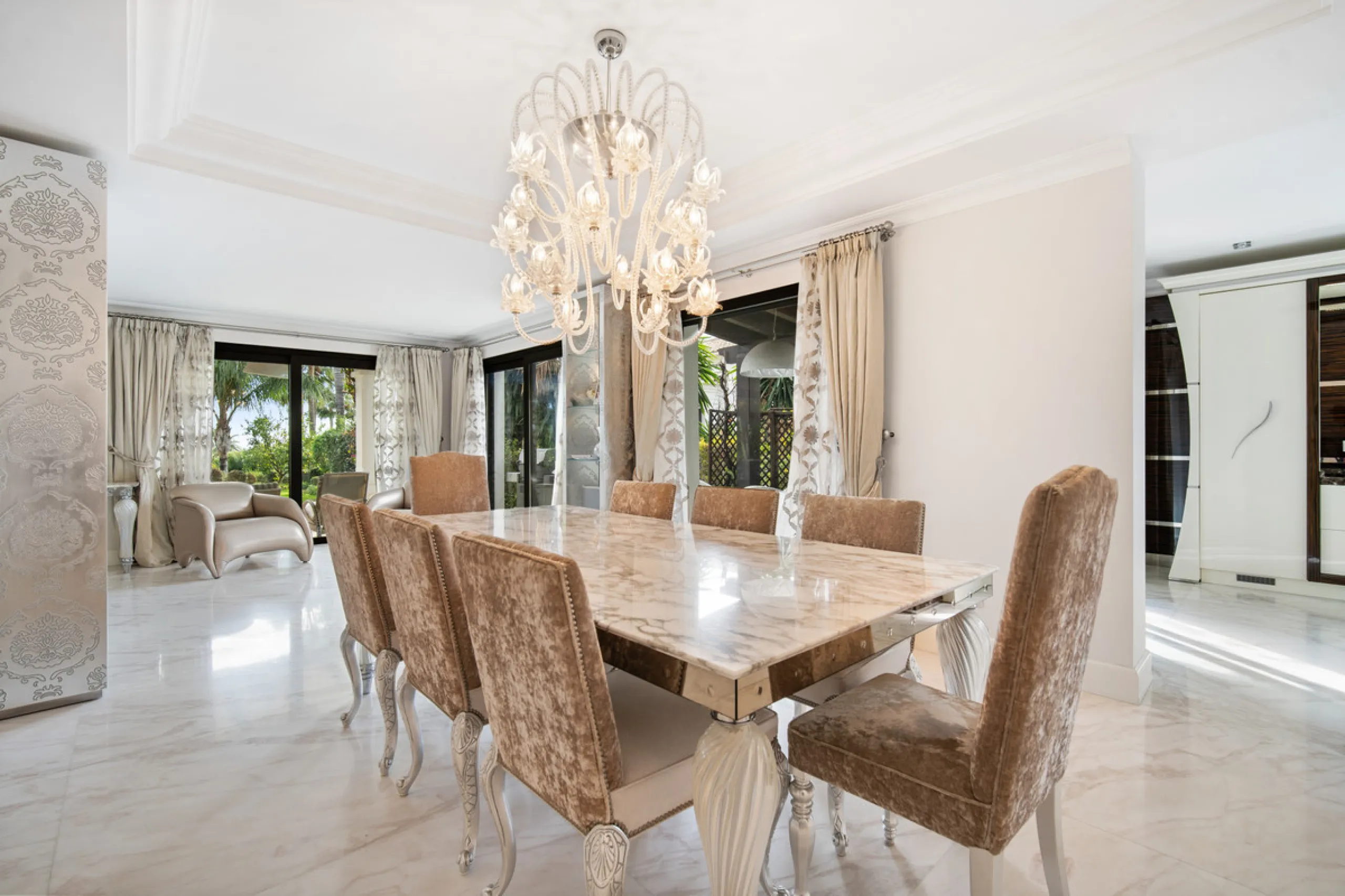 Renovation Opportunity - Six-bedroom south west facing villa, located in Lomas de Magna Marbella, one of the most prestigious complexes on Marbella's Golden Mile. The villa is the perfect renovation project and is situated within a gated community that of