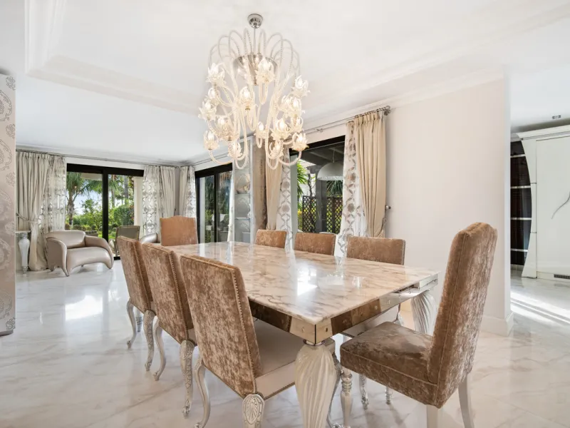 Renovation Opportunity - Six-bedroom south west facing villa, located in Lomas de Magna Marbella, one of the most prestigious complexes on Marbella's Golden Mile. The villa is the perfect renovation project and is situated within a gated community that of