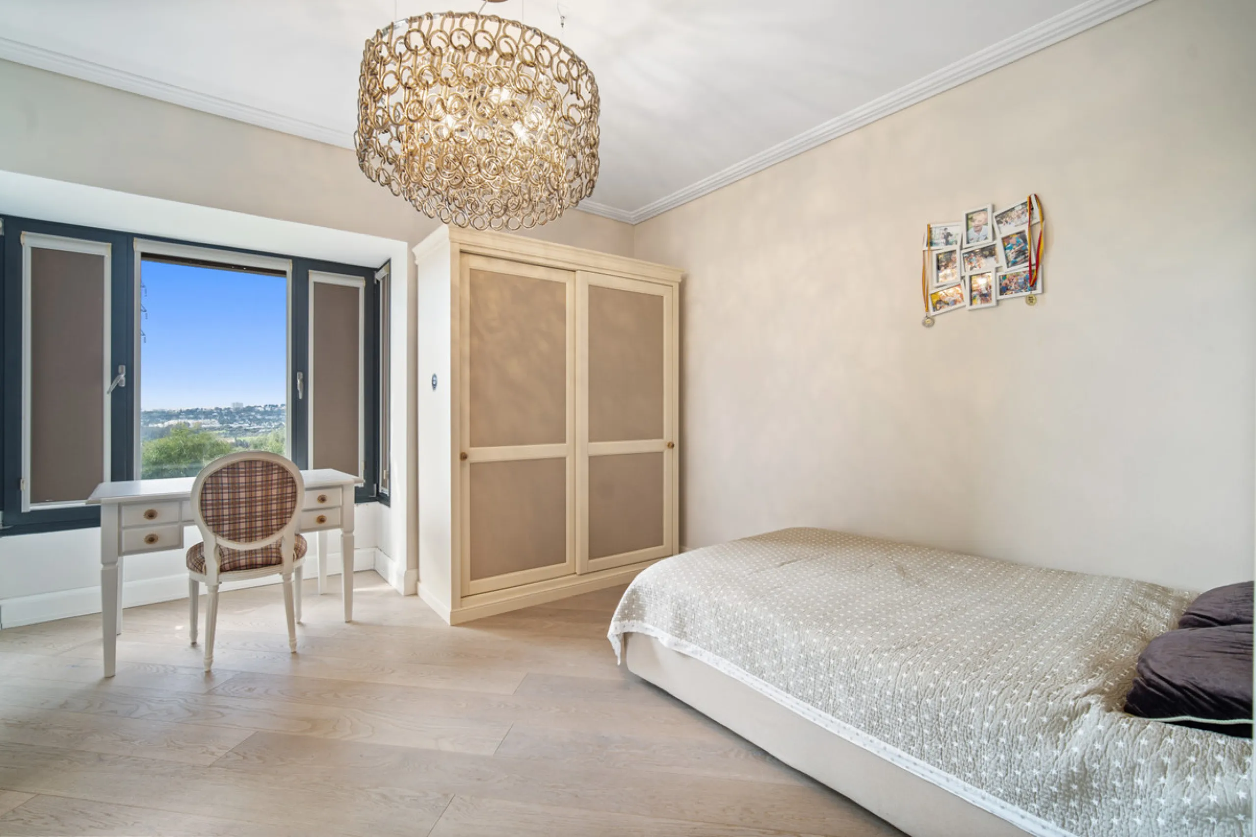 Renovation Opportunity - Six-bedroom south west facing villa, located in Lomas de Magna Marbella, one of the most prestigious complexes on Marbella's Golden Mile. The villa is the perfect renovation project and is situated within a gated community that of