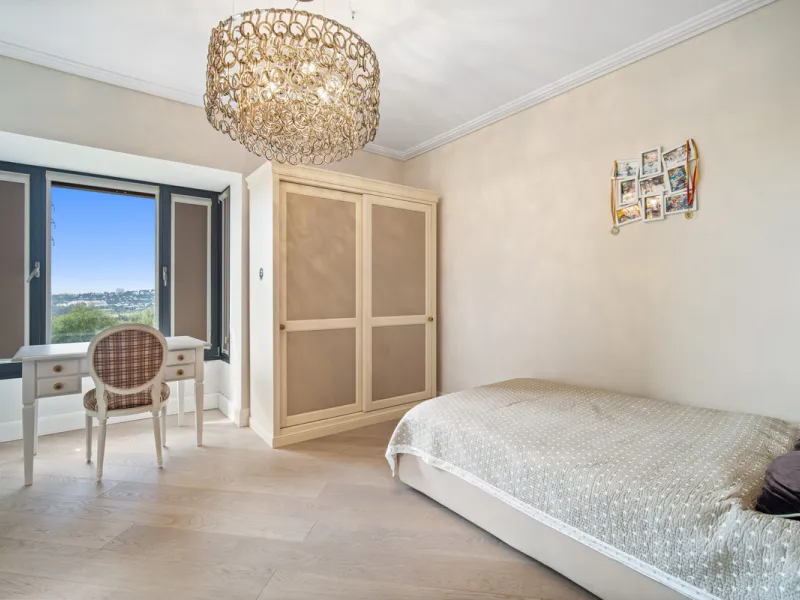 Renovation Opportunity - Six-bedroom south west facing villa, located in Lomas de Magna Marbella, one of the most prestigious complexes on Marbella's Golden Mile. The villa is the perfect renovation project and is situated within a gated community that of
