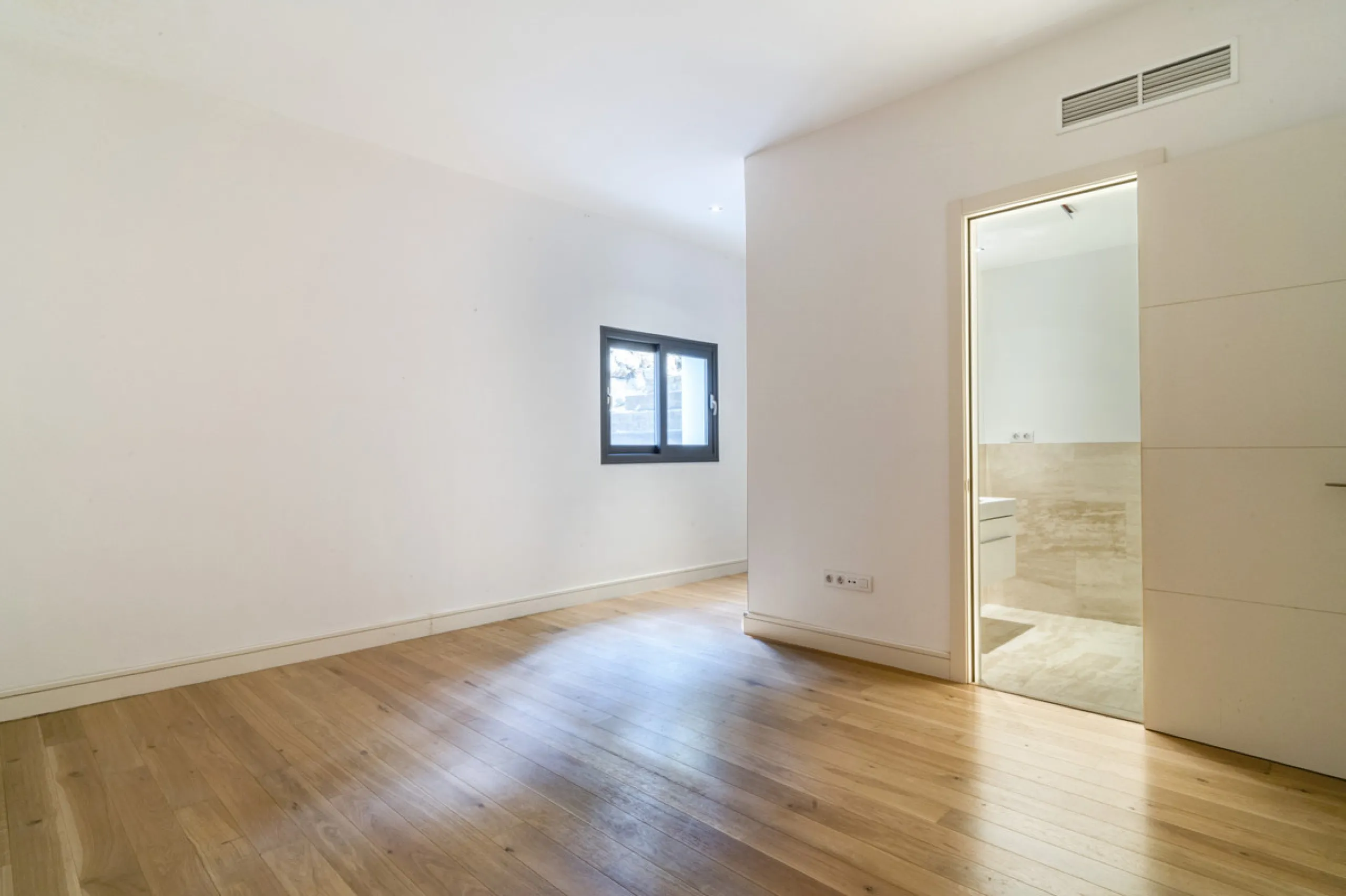 Renovation Opportunity - Six-bedroom south west facing villa, located in Lomas de Magna Marbella, one of the most prestigious complexes on Marbella's Golden Mile. The villa is the perfect renovation project and is situated within a gated community that of