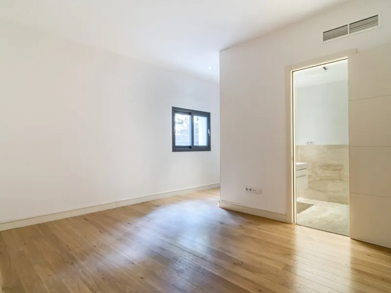 Renovation Opportunity - Six-bedroom south west facing villa, located in Lomas de Magna Marbella, one of the most prestigious complexes on Marbella's Golden Mile. The villa is the perfect renovation project and is situated within a gated community that of