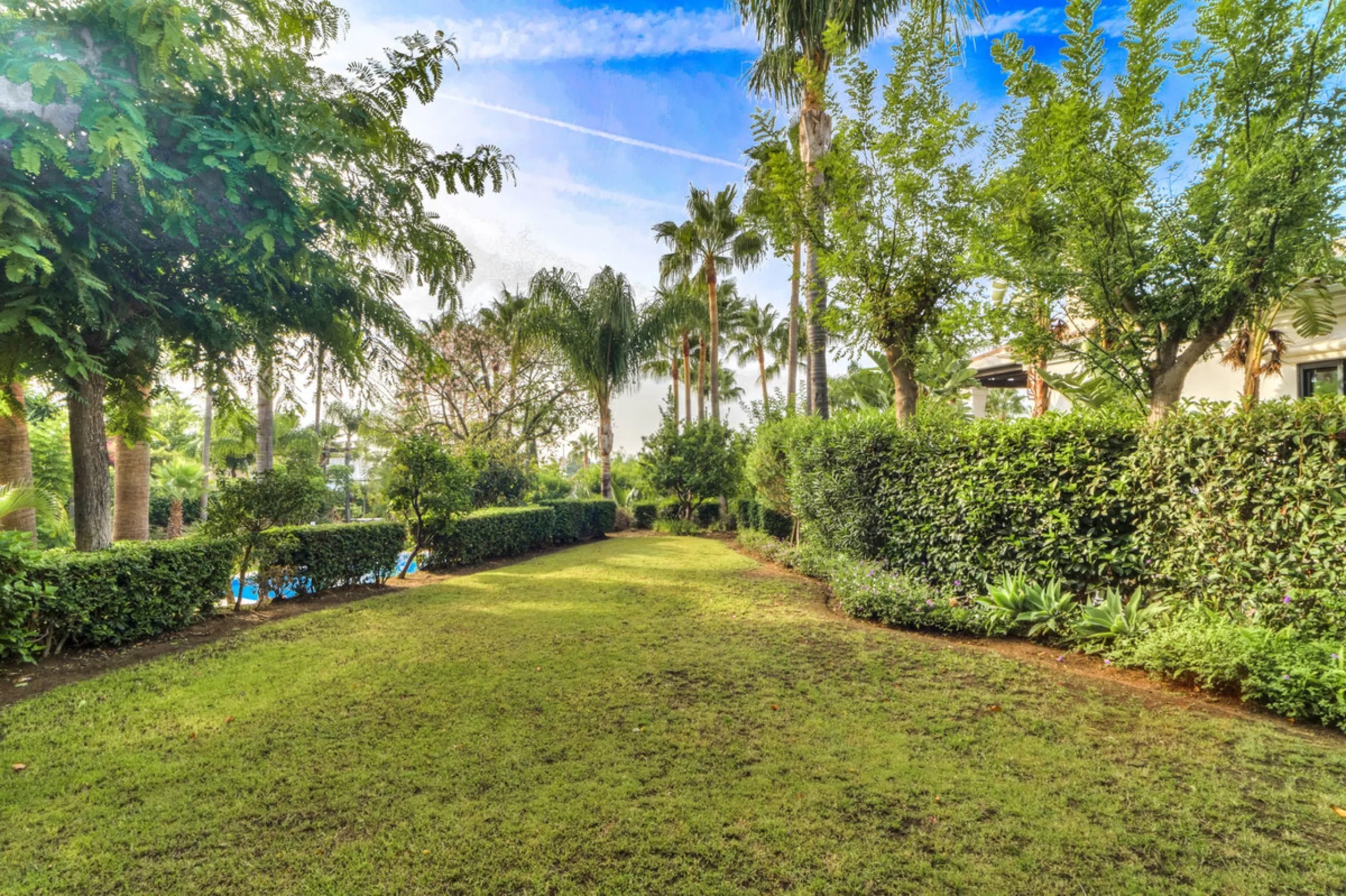 Renovation Opportunity - Six-bedroom south west facing villa, located in Lomas de Magna Marbella, one of the most prestigious complexes on Marbella's Golden Mile. The villa is the perfect renovation project and is situated within a gated community that of